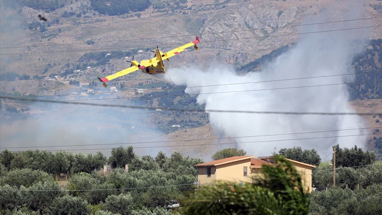 Sicilya Adası'ndaki Orman Yangını Yerleşim Alanlarını Tehdit Ediyor