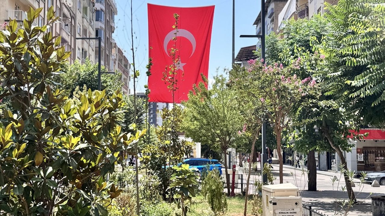 Siirt'te 'Terörsüz Türkiye' İçin Bayrak Asma Etkinliği