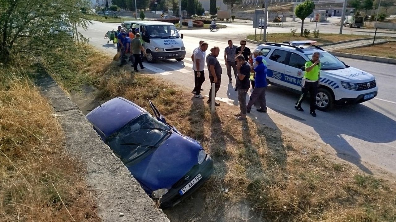 Sinop'ta Kamyonla Otomobil Çarpıştı: Anne ve Oğlu Yaralandı