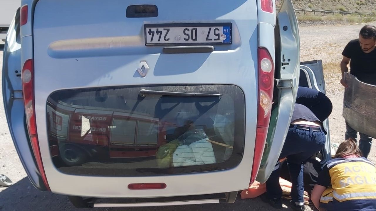 Sinop'ta Otomobil Devrildi: 3 Yaralı
