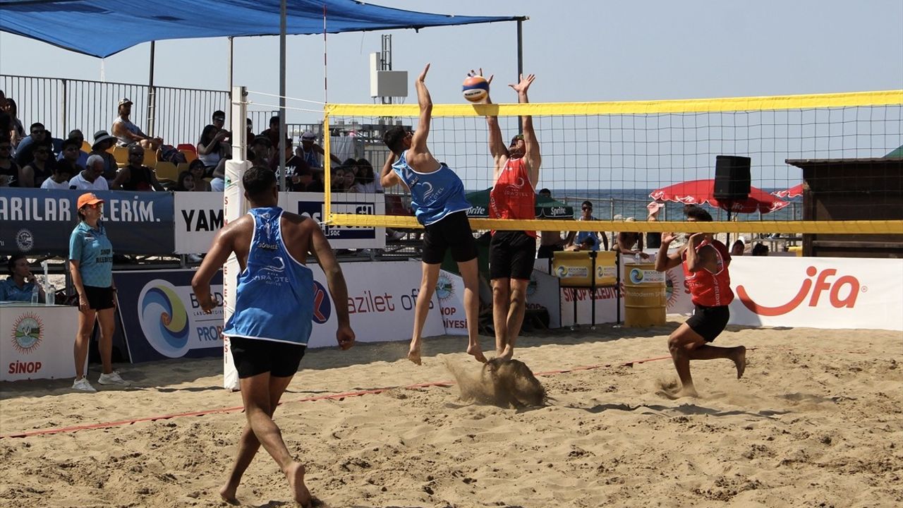 Sinop'ta Uluslararası Plaj Voleybol Turnuvası Heyecanı Başladı
