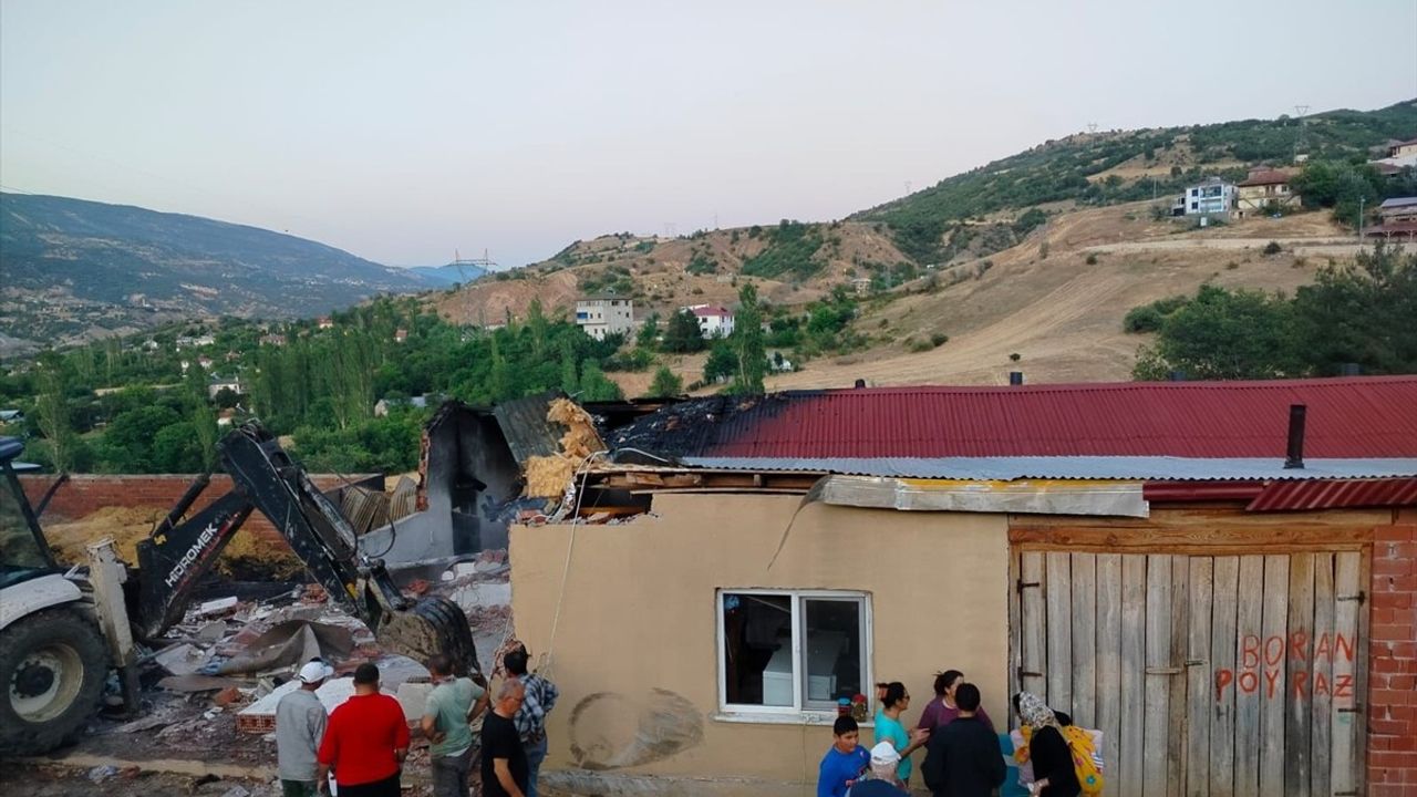 Sivas'ta Koyulhisar'da Ev ve Samanlık Yangını