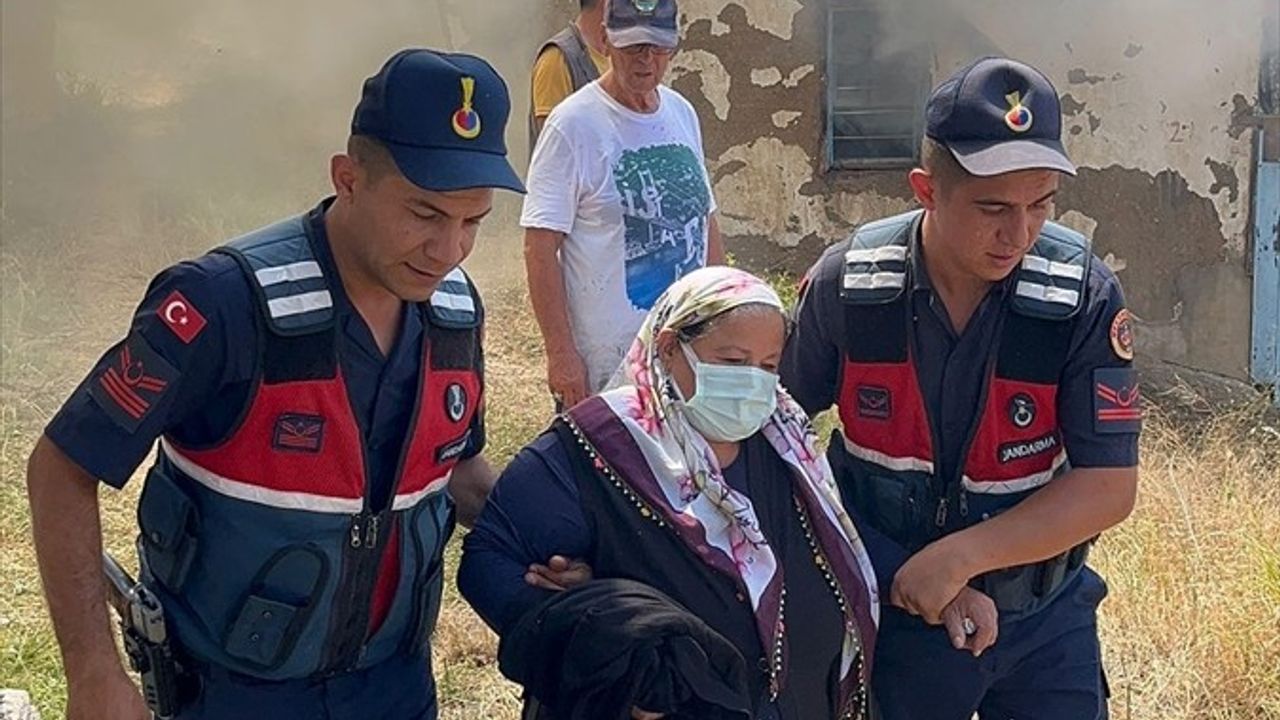 Sivas'ta Yangın: 5 Ev Kullanılamaz Hale Geldi