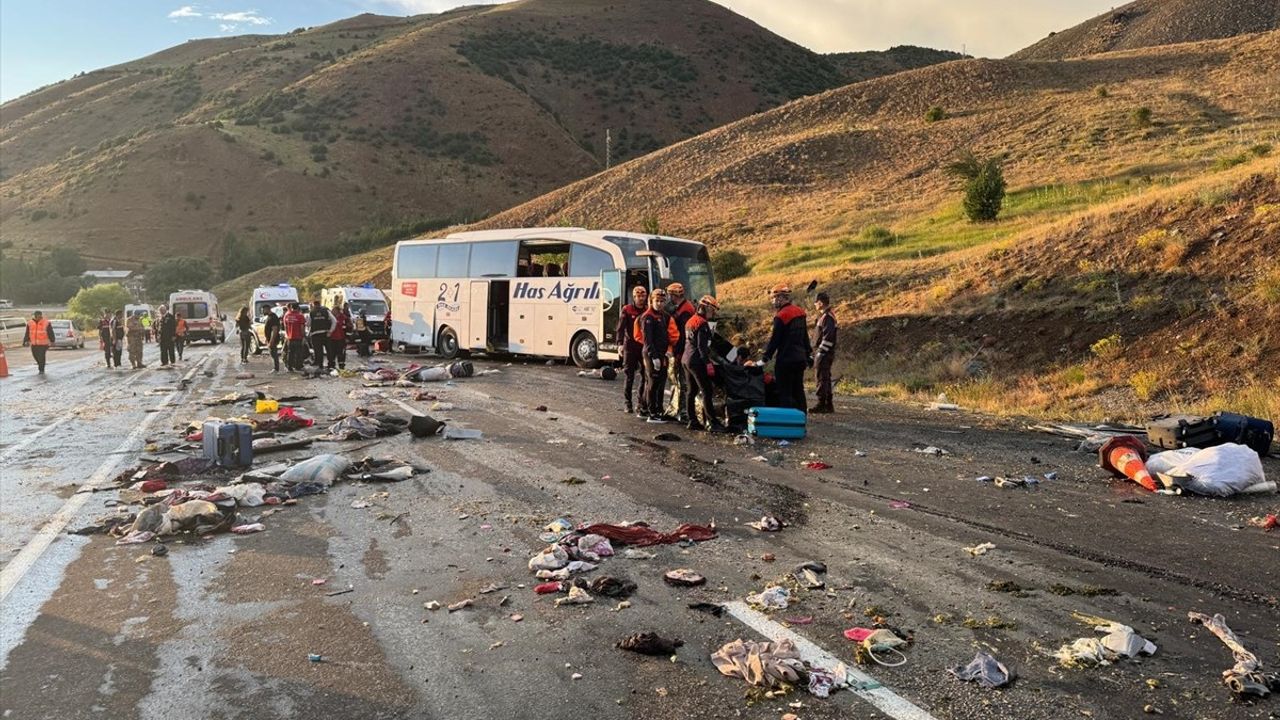 Sivas'ta Yolcu Otobüsü Kazası: 3 Ölü, 24 Yaralı