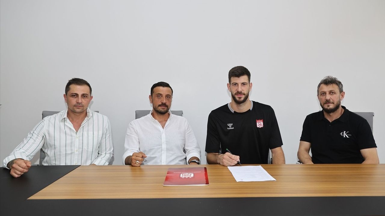 Sivasspor, Kaleci Göktuğ Bakırbaş'ı Kadrosuna Katıyor