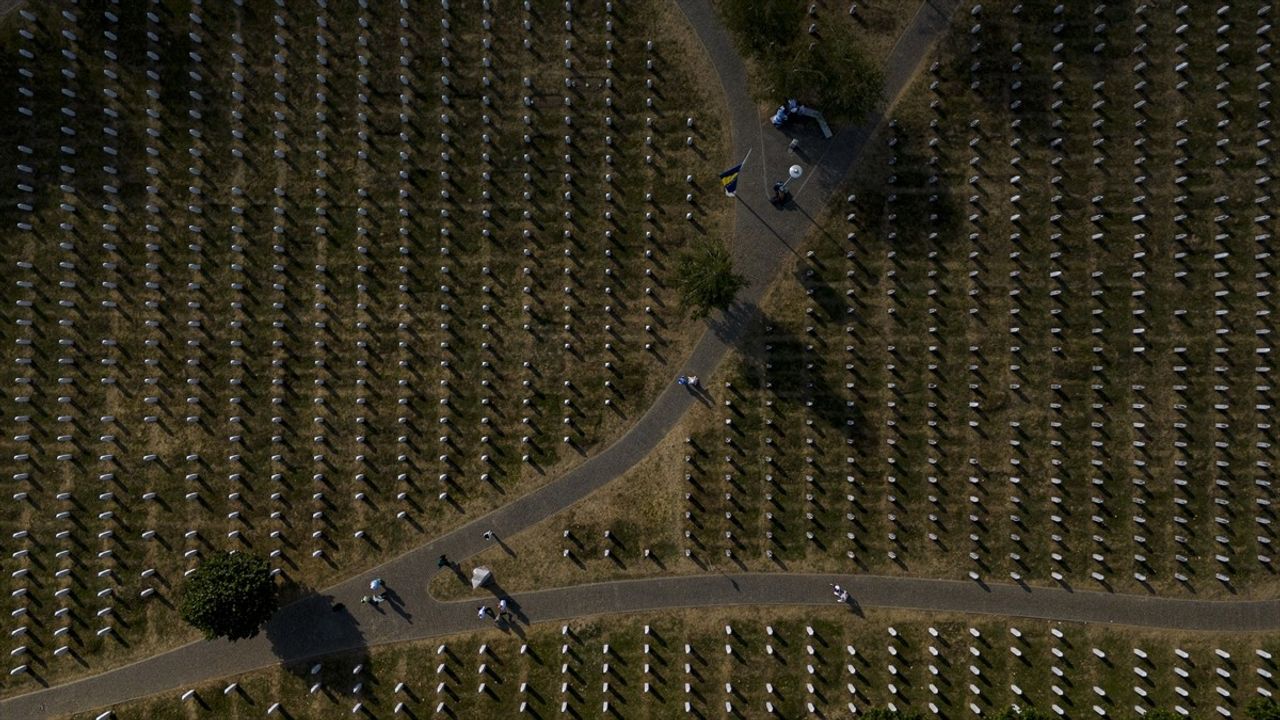 Srebrenitsa'daki Anma Törenlerinde Sessizlik Hakim