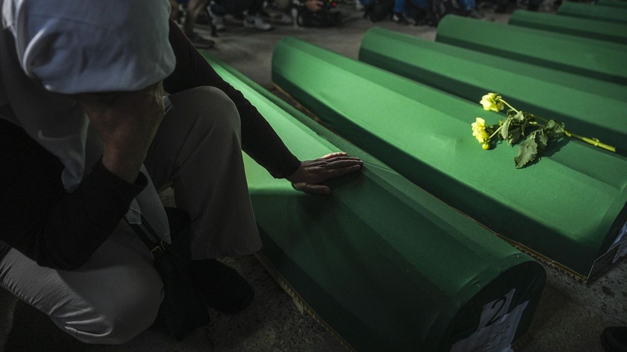 Srebrenitsa Soykırımı'nın 30. Yıldönümü Anması: 7 Kurban Duygusal Bir Törenle Toprağa Veriliyor