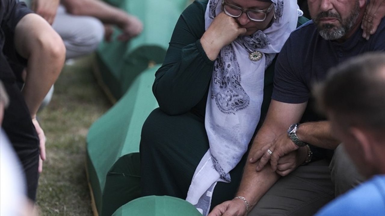 Srebrenitsa Soykırımında 7 Kurbanın Cenazesi Anıt Mezarlığa Taşındı