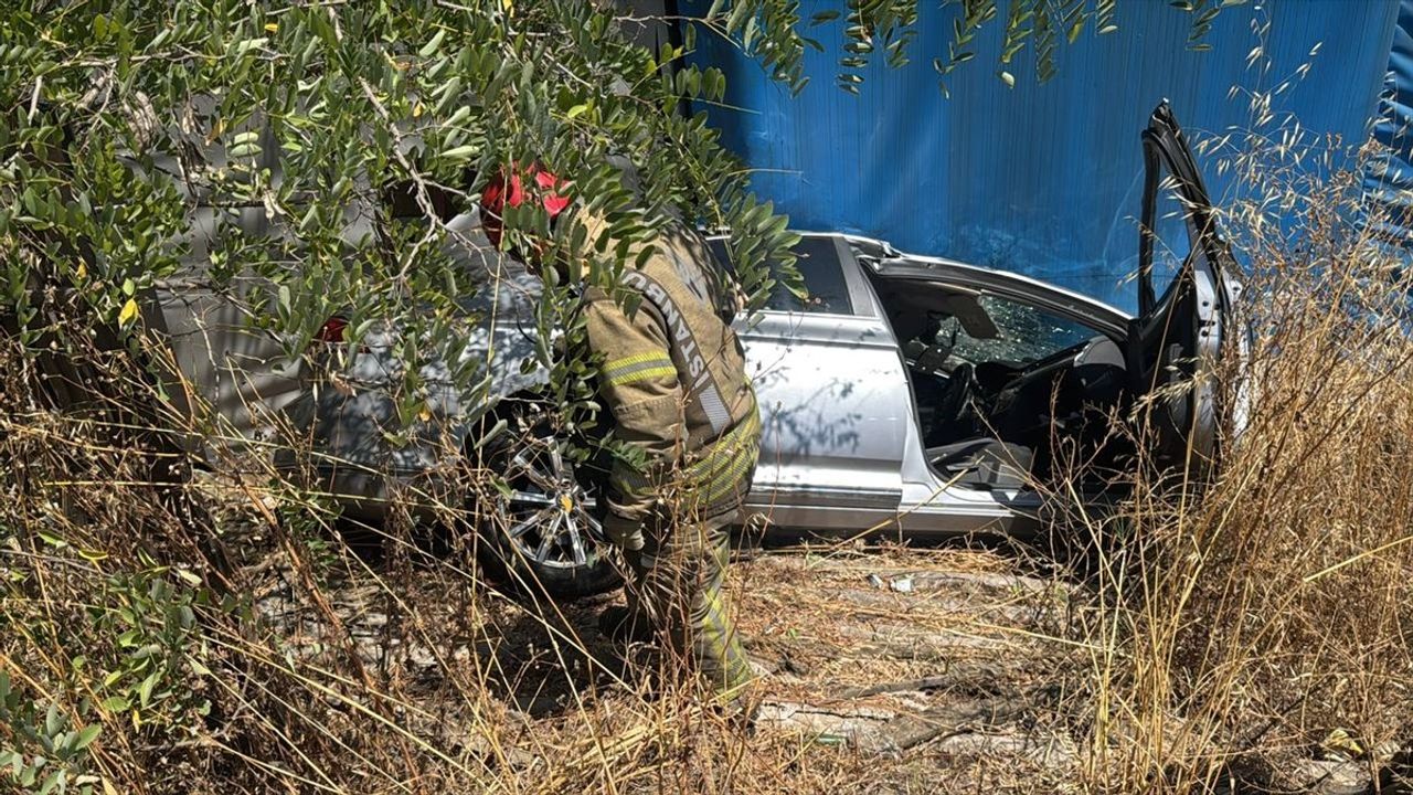 Sultanbeyli'de Otomobil Devrildi: 1 Yaralı