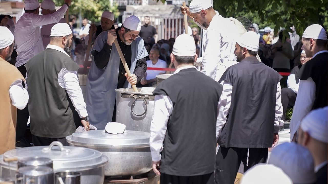 Sümbül Efendi Merkez Tekkesi'nde 10 Bin Kişilik Aşure Etkinliği