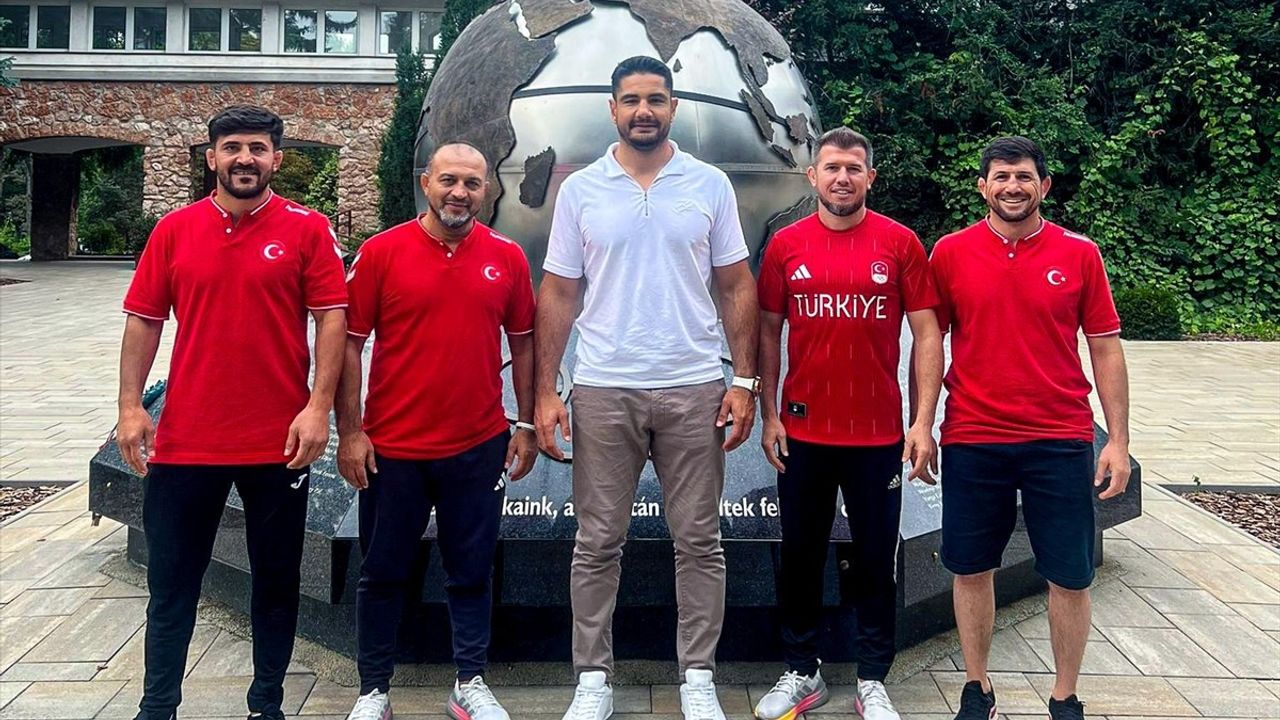 Taha Akgül'den Milli Güreşçilere Moral Ziyareti