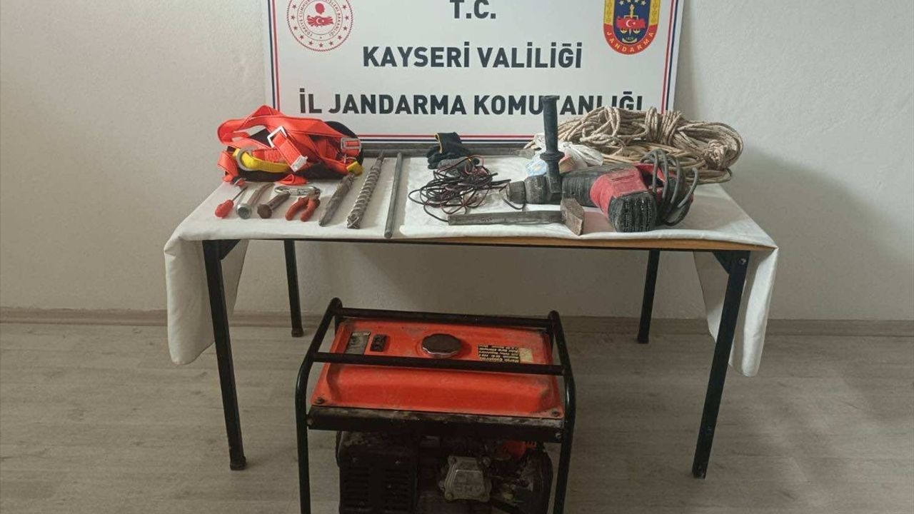 Talas'ta İzinsiz Kazı Yapan 3 Şüpheli Suçüstü Yakalandı