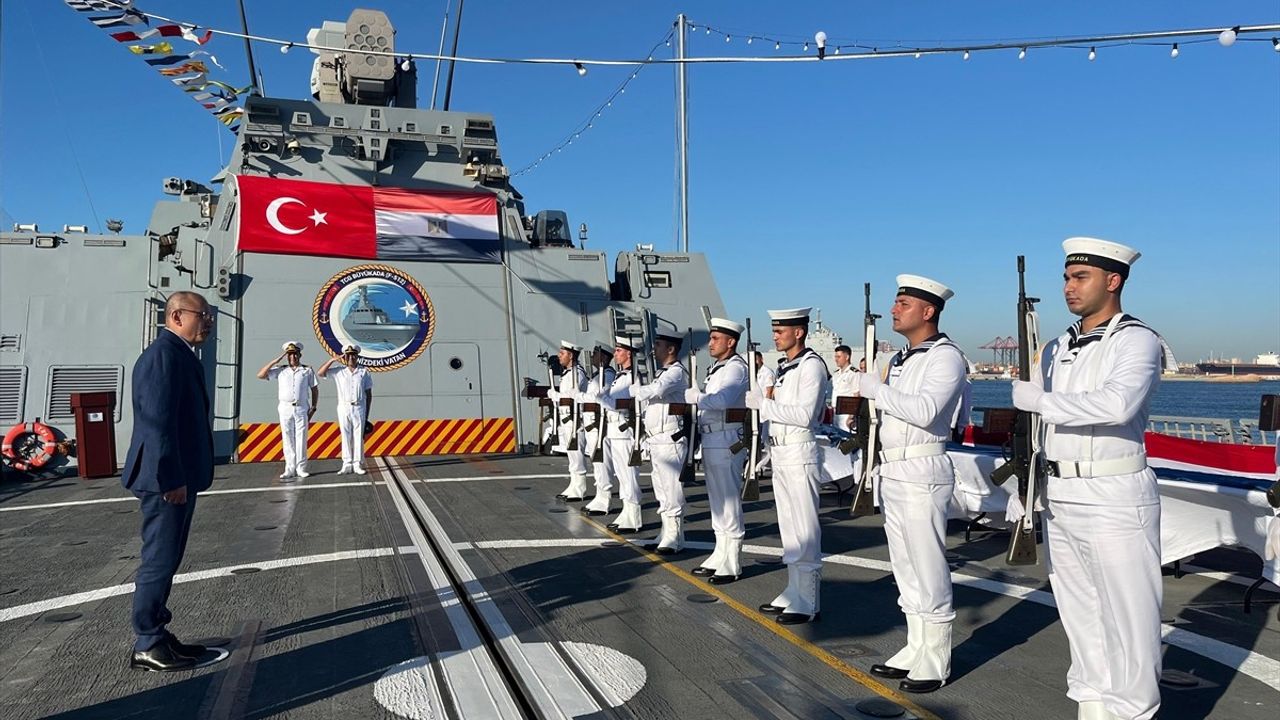 TCG Büyükada Korveti İskenderiye Limanı'nı Ziyaret Etti