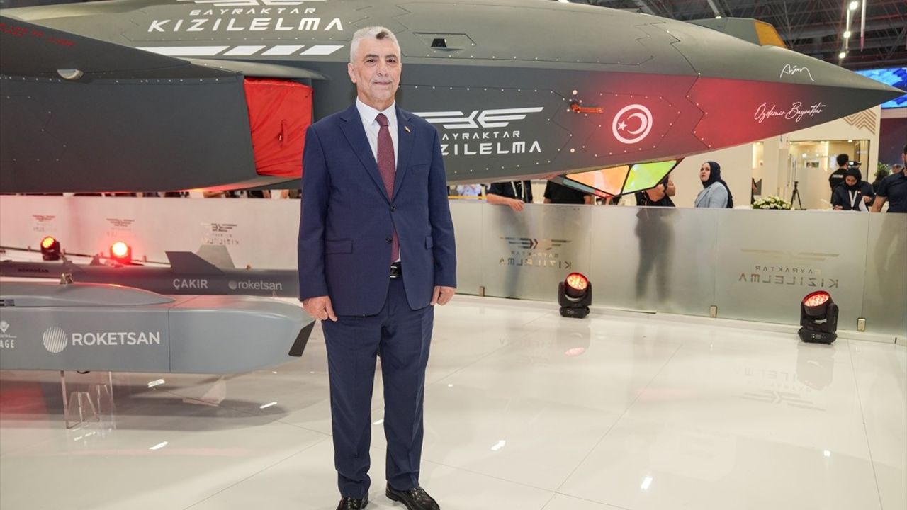 Ticaret Bakanı Ömer Bolat IDEF 2025'i Ziyaret Etti