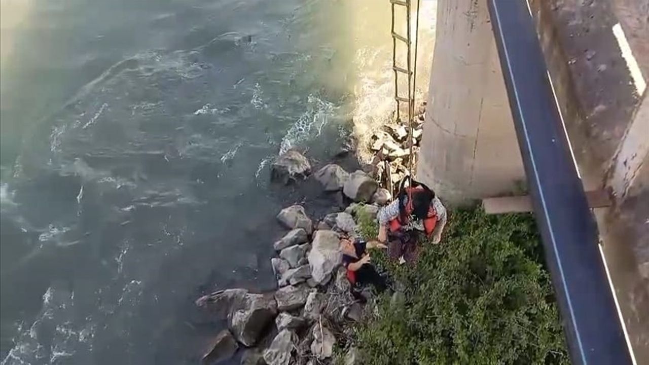 Tokat'ta Mahsur Kalan Kadın Itfaiye Ekiplerince Kurtarıldı