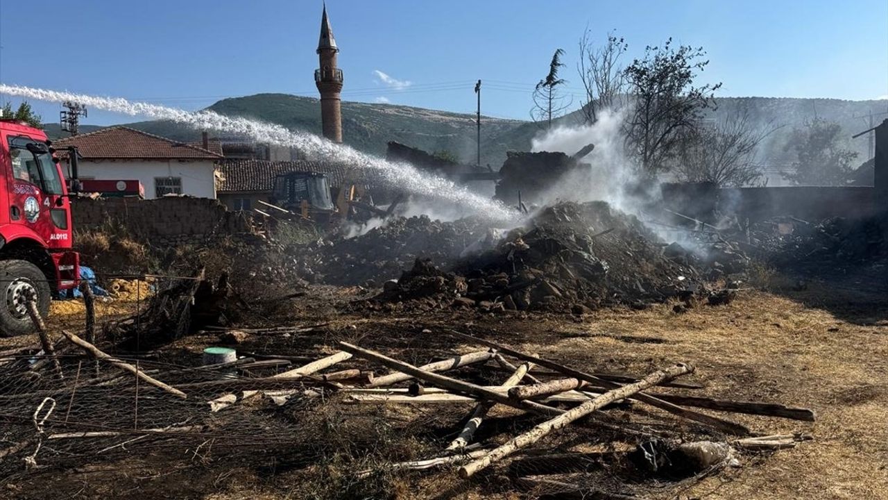 Tokat'ta Yangın: 1 Ev ve 2 Ahır Yandı