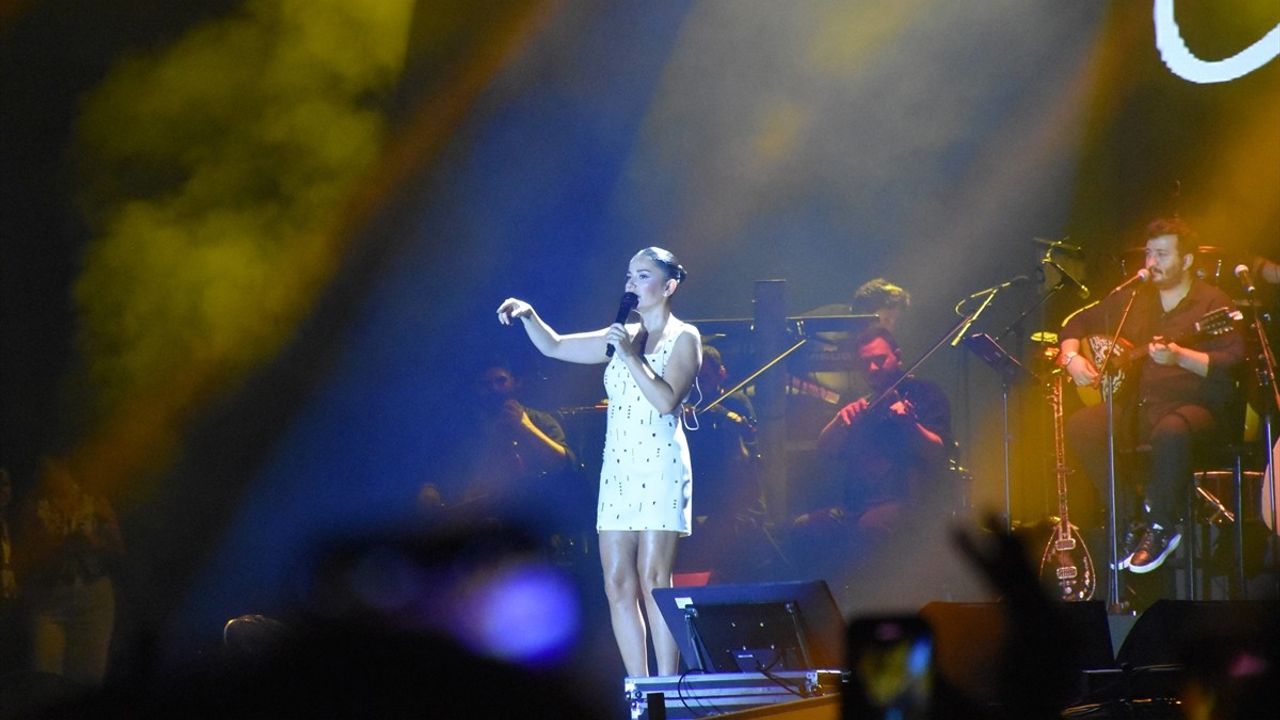 Trabzon Kültür Yolu Festivali'nde Merve Özbey Coşkusu