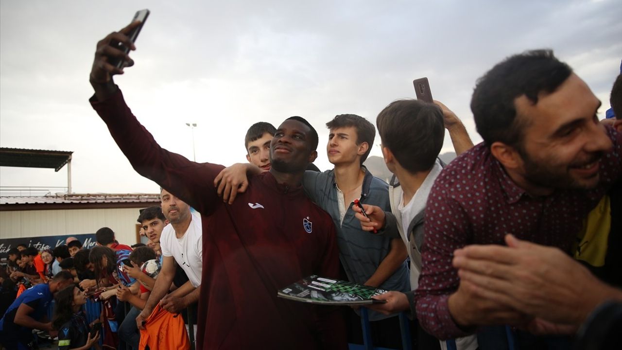 Trabzonspor, Erzurum'da Yağmura Rağmen Taraftarla Buluştu