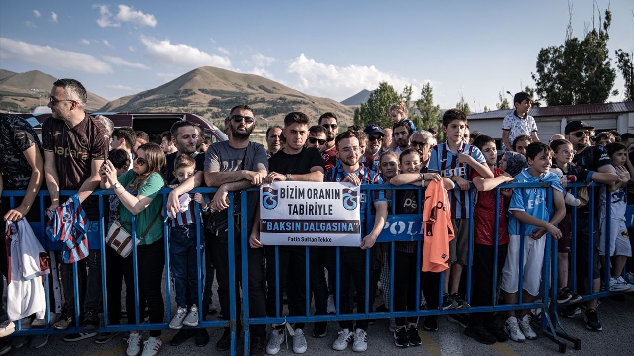 Trabzonspor Futbolcuları Erzurum'da Taraftarla Buluştu