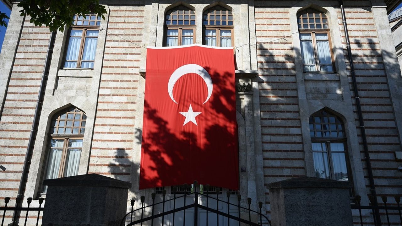 Trakya'da Kamu Binalarına Türk Bayrağı Asıldı