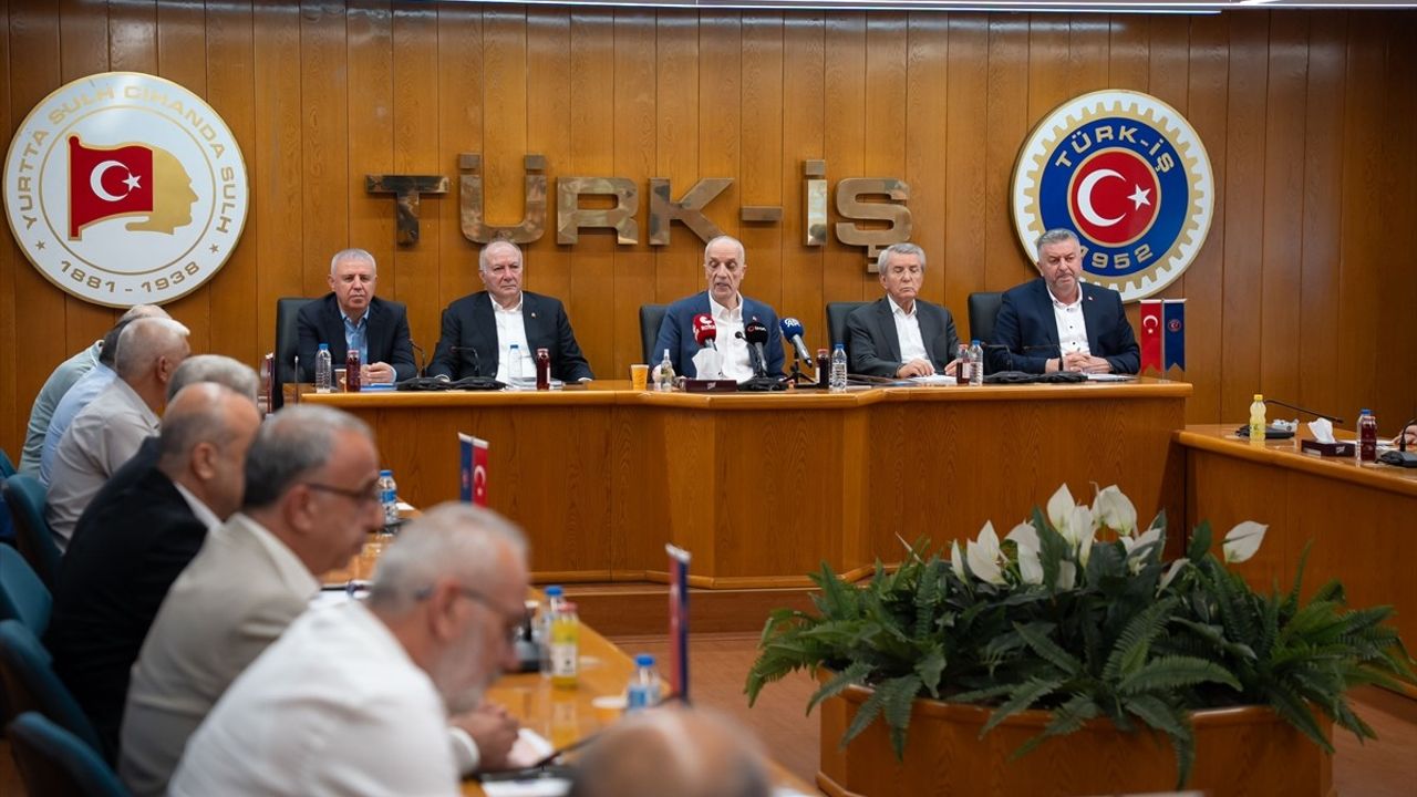TÜRK-İŞ'ten Kamu Sözleşmeleri İçin Açıklama: Grev Araç Olarak Kullanılmalı