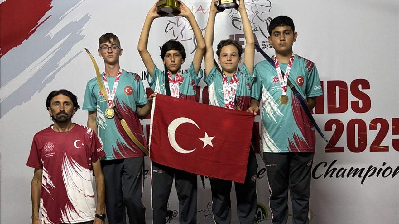 Türkiye Geleneksel Atlı Okçuluk Yıldız Milli Takımı Endonezya'da İkinci Oldu