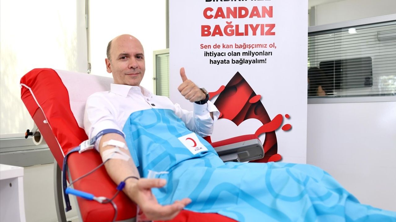 Ünlüler Türk Kızılay'a Destek Oluyor