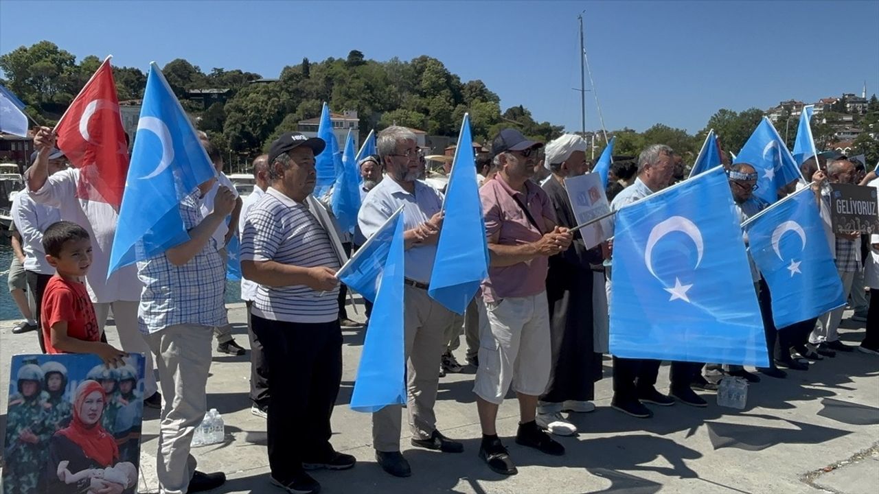 Urumçi Olayları İçin Protesto Gösterisi İstanbul'da Gerçekleşti
