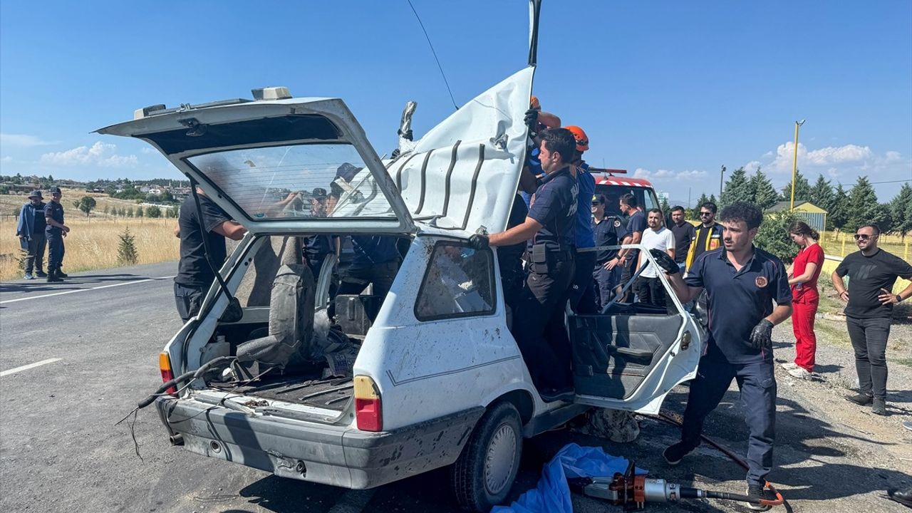 Uşak'ta Feci Trafik Kazası: Baba ve Kızı Hayatını Kaybetti