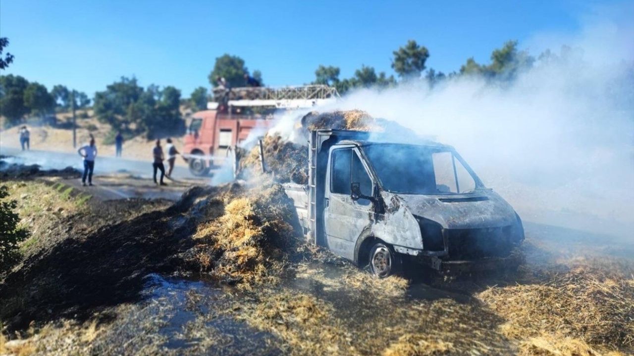 Uşak'ta Saman Yüklü Kamyonette Yangın: İki Kişi Ağır Yaralandı