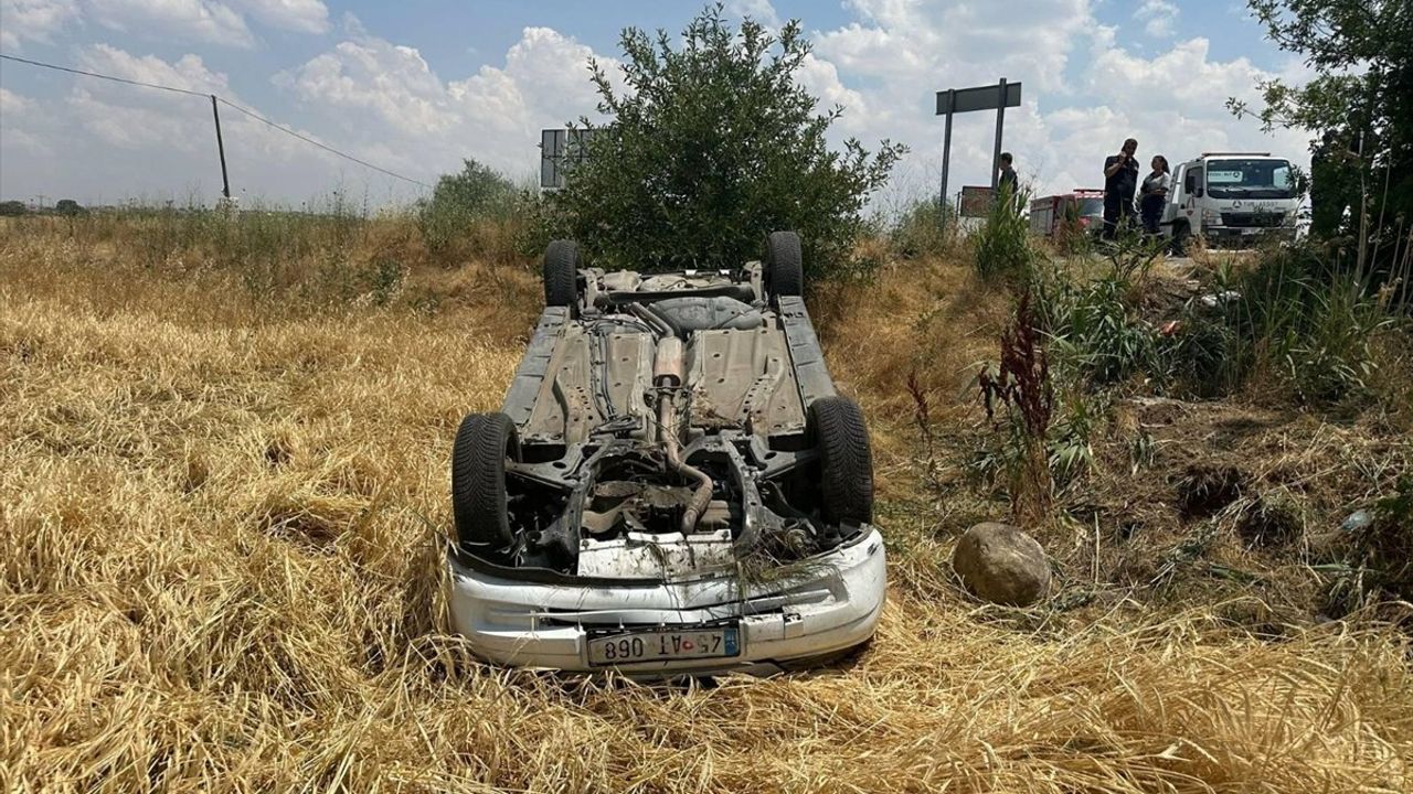 Uşak'ta Tarlaya Devrilen Otomobilde 3 Kişi Yaralandı