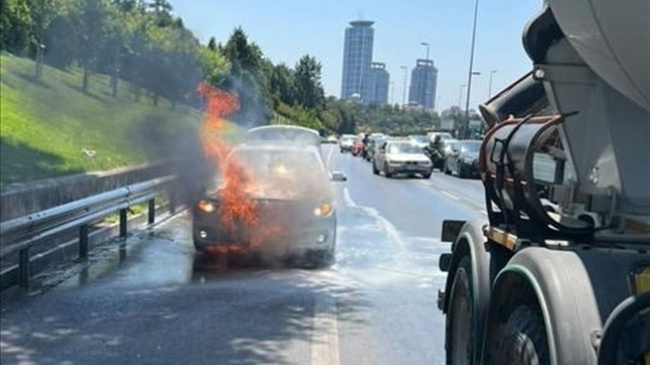 Üsküdar'da Otomobil Yangını