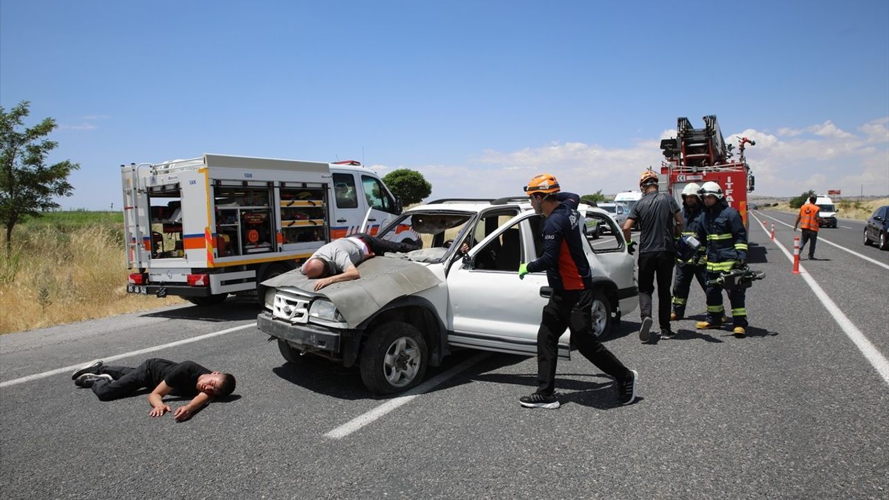 Van'da Gerçeği Aratmayan Trafik Kazası Tatbikatı Başarıyla Gerçekleştirildi