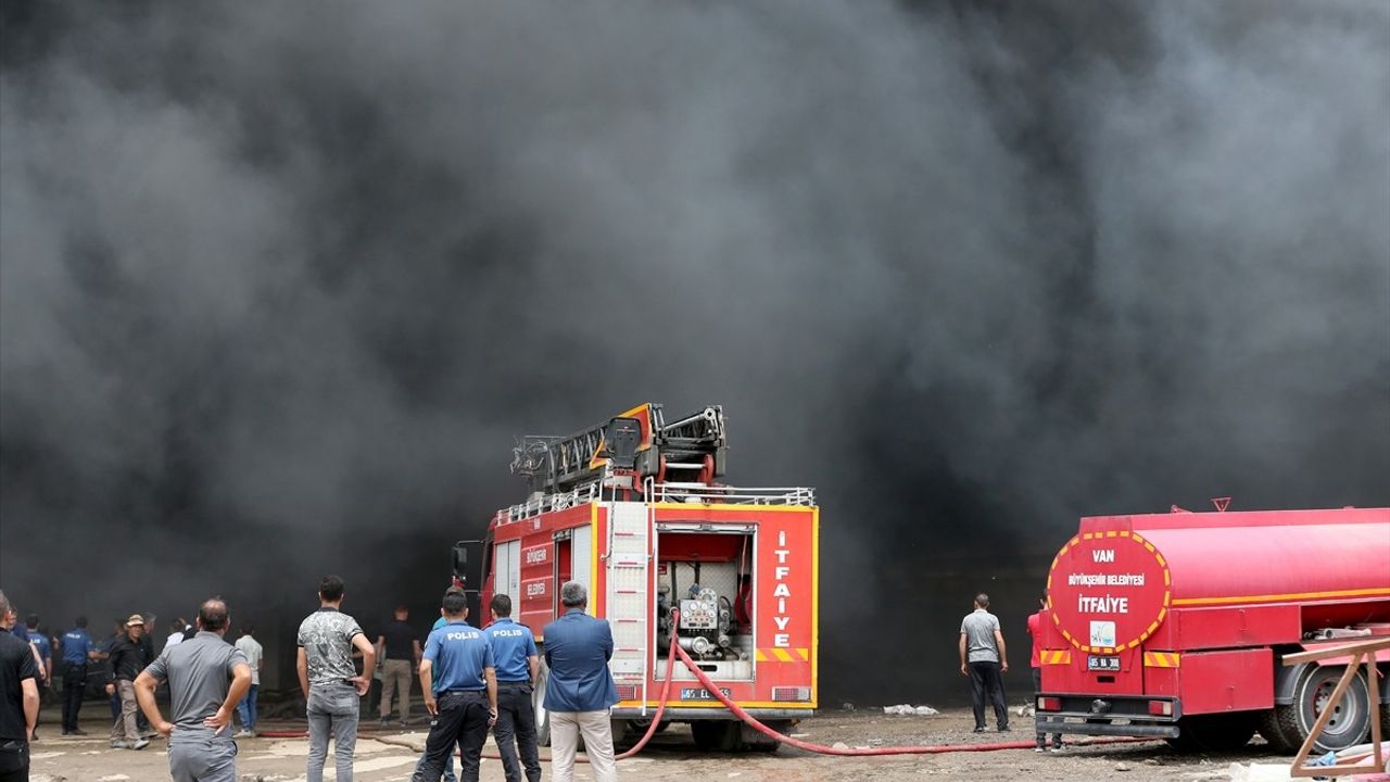 Van'da Geri Dönüşüm Tesisinde Yangın Kontrol Altına Alındı