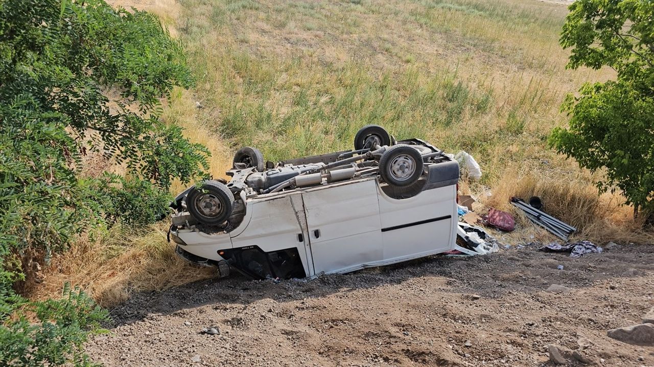 Van'da Minibüs ile Otomobil Çarpıştı, 11 Yaralı