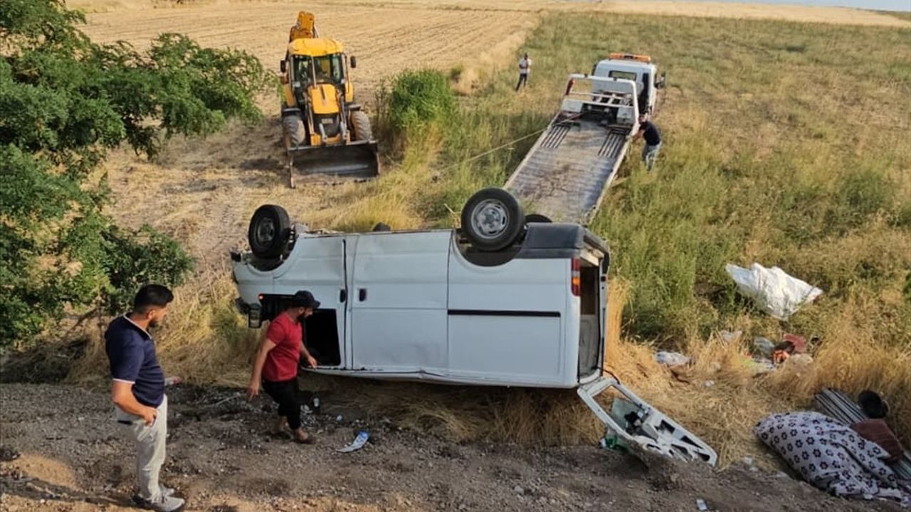 Van'da Minibüs ve Otomobil Çarpıştı: 14 Yaralı