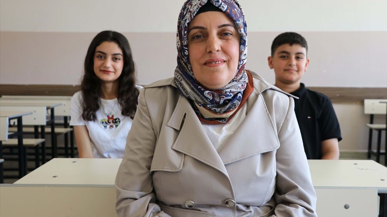 Yiğit Bulut'un LGS Başarısı: Ailesinin Desteği ile Tam Puan Aldı