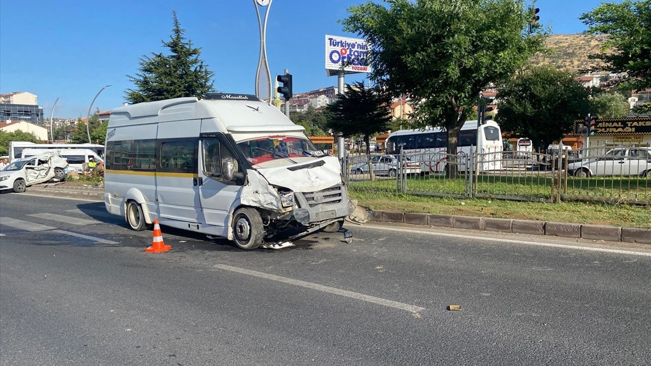 Yozgat'ta Minibüs ile Otomobil Çarpıştı: 1 Ölü, 2 Yaralı