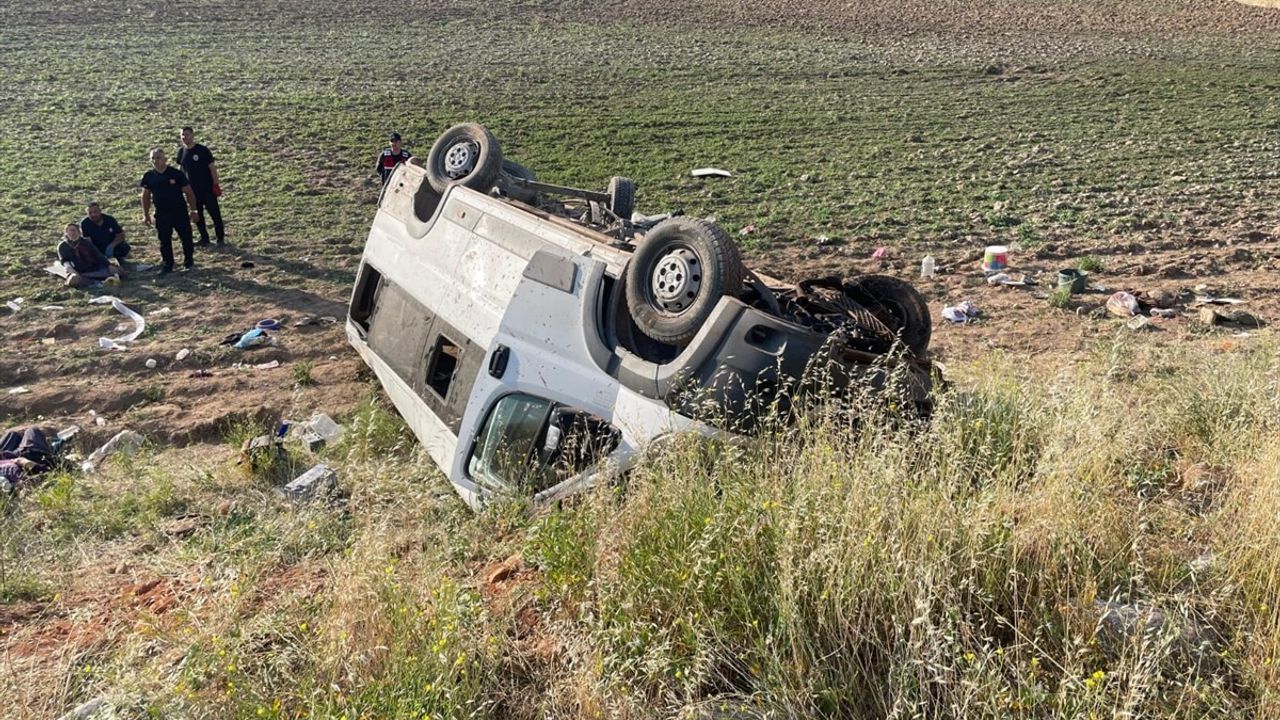 Yunak'ta Tarım İşçilerini Taşıyan Minibüs Devrildi: 15 Yaralı