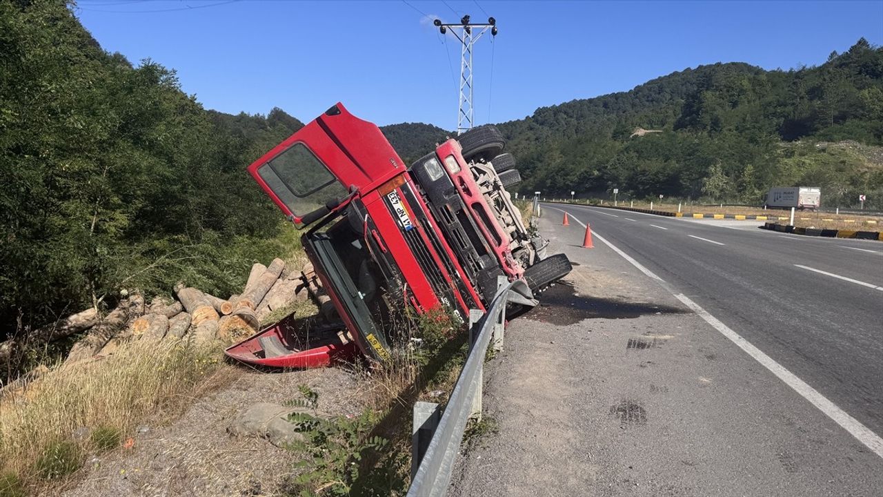 Zonguldak'ta Tomruk Yüklü Tır Devrildi