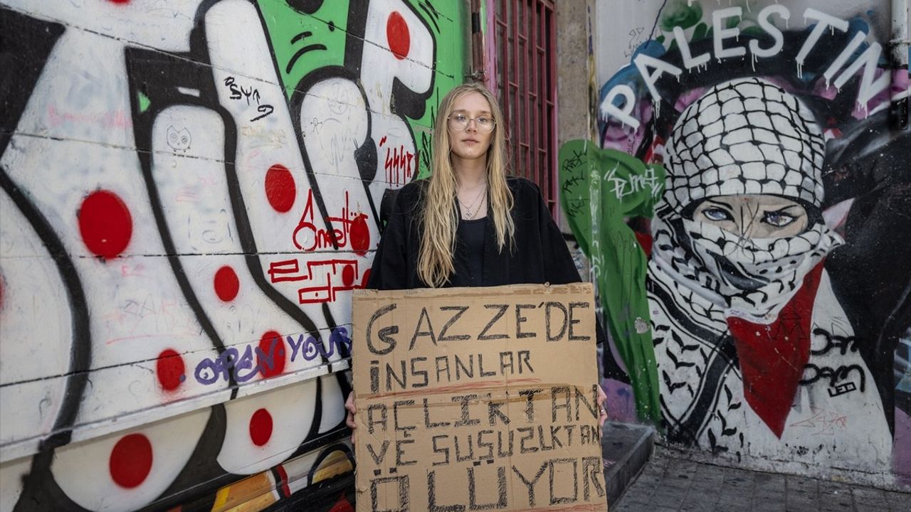 ABD'li Aktivist Cassandra McLaughlin'dan Gazze'ye Destek Eylemi