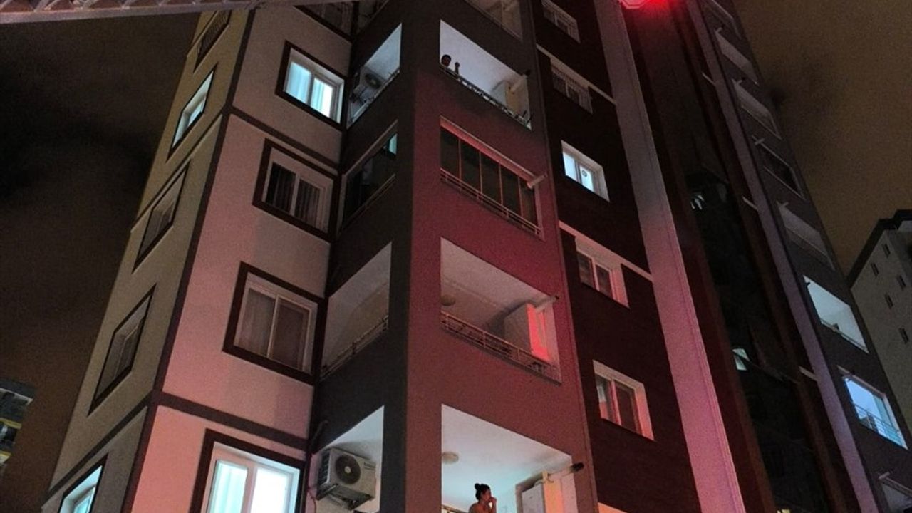 Adana’da Balkon Demirlerine Sıkışan Kedi Kurtarıldı
