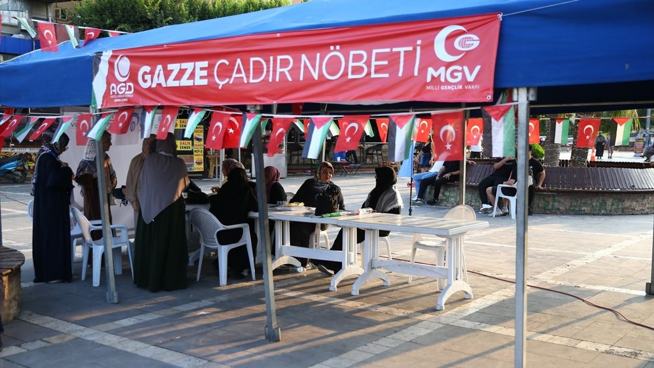 Adana'da Filistin'e Destek İçi Nöbet Tutuluyor