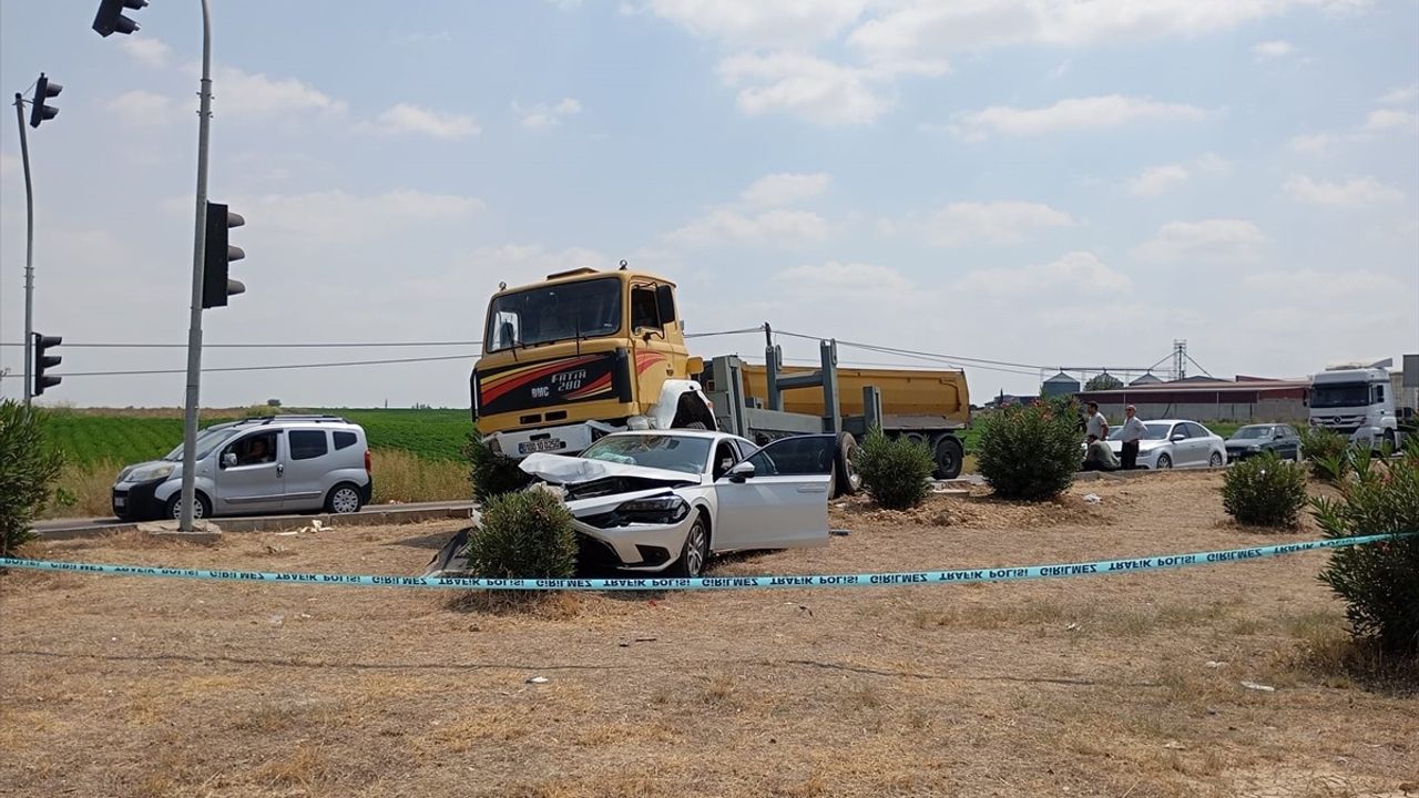 Adana'da Kamyon Kazası: 3 Yaralı