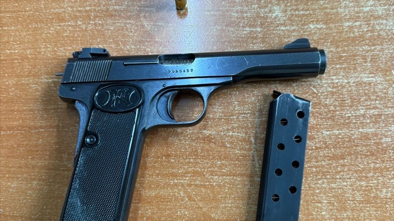 Adana'da Kovalamaca: Ruhsatsız Tabanca ve Mermiler Ele Geçirildi