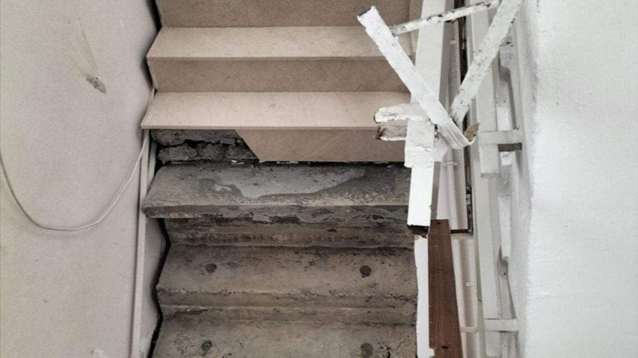 Adana'da Merdiveni Çöken Apartmanda 20 Kişi Kurtarıldı