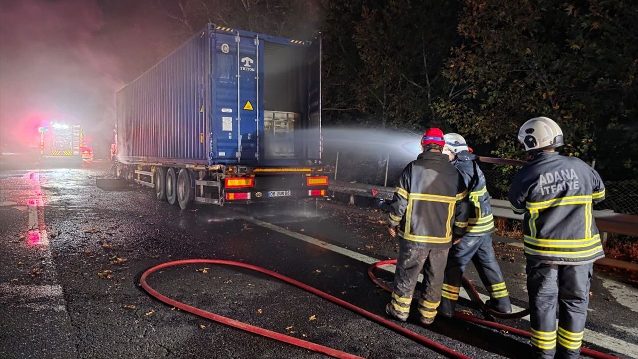 Adana'da Tır Yangını Ormanlık Alana Sıçradı