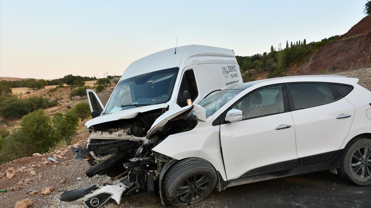 Adıyaman'da Minibüs ve Otomobil Çarpıştı: 5 Yaralı