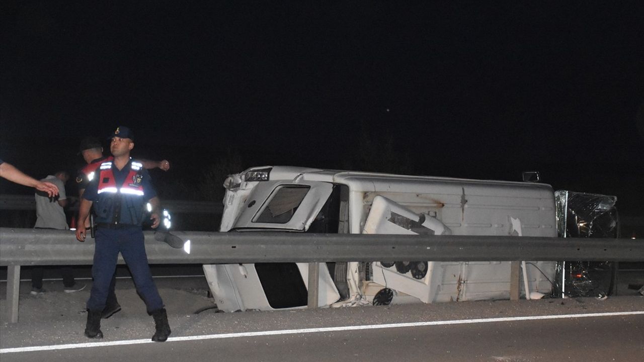 Afyonkarahisar'da Otomobil ile Midibüs Çarpıştı: 10 Yaralı