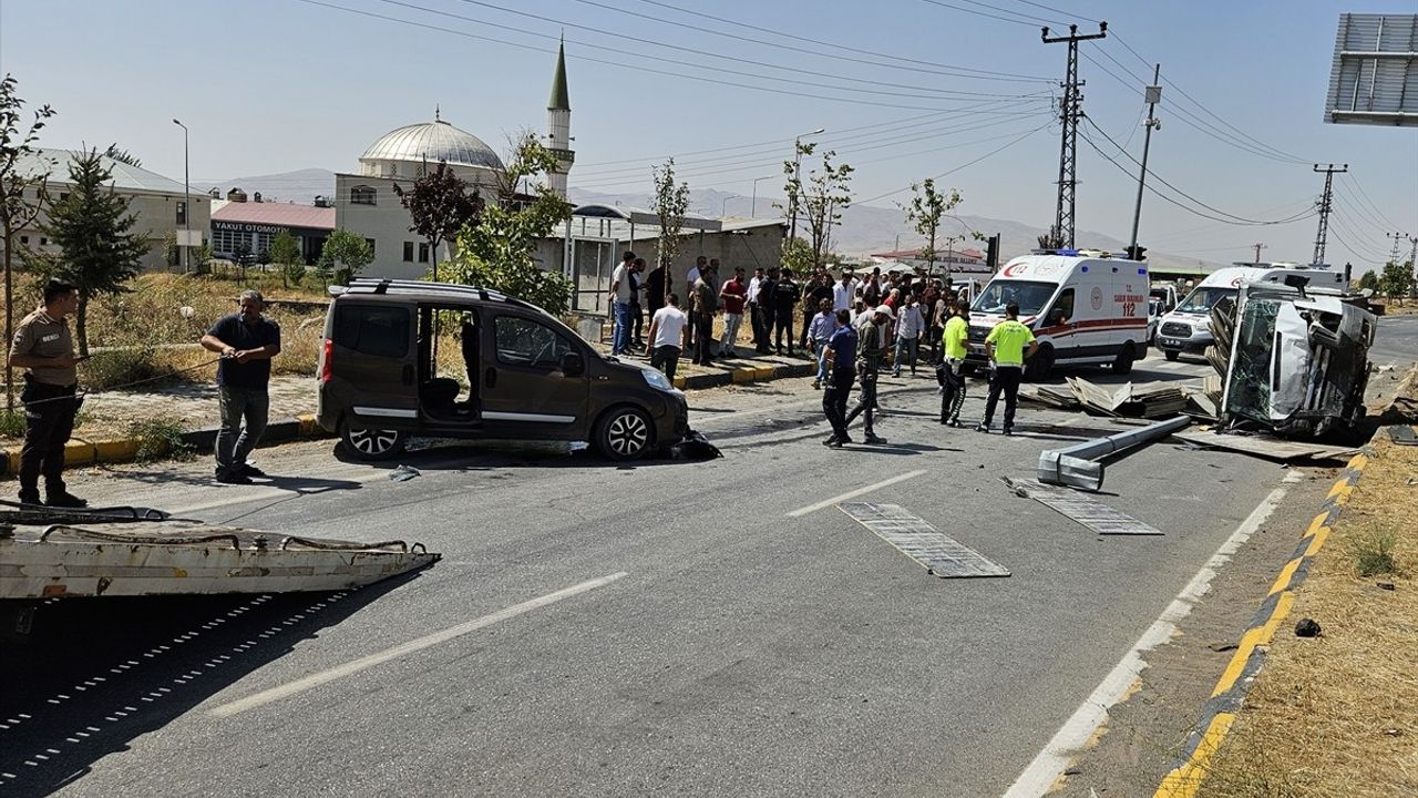 Ağrı'da Trafik Kazası: 8 Yaralı